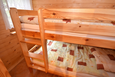 Letti a castello in legno nella cabina 'Cottages ranch by the sea' in Danimarca, atmosfera accogliente.