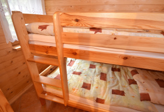 Camas literas de madera en la cabaña 'Cottages ranch by the sea' en Dinamarca, ambiente acogedor.