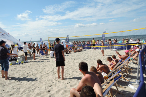 Match de volley-ball sur la plage avec spectateurs près des maisons de vacances de Kodrabek, Allemagne.