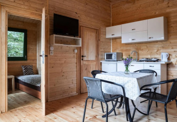 Casa en la naturaleza ‘Holiday homes, Kodrabek-35 sqm’ en Alemania, con interior de madera y zona de cocina.