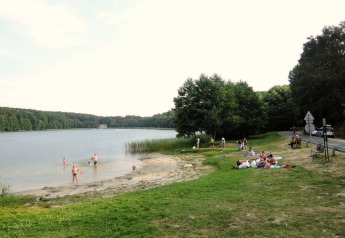 Menschen genießen einen Sommertag am See bei den Ferienhäusern Kodrabek-35 qm in Deutschland.
