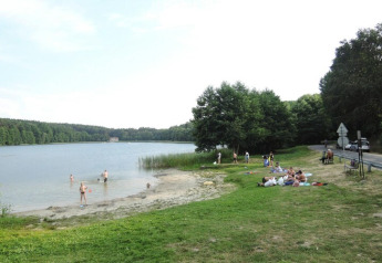 Menschen genießen einen Sommertag am See bei den Ferienhäusern Kodrabek-35 qm in Deutschland.