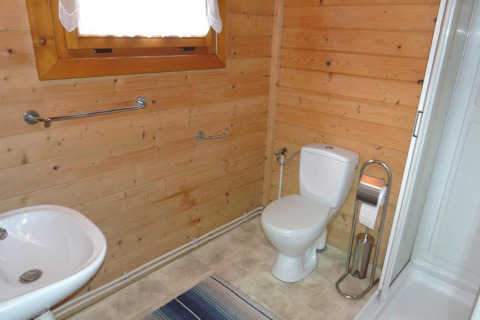 Wood cabin bathroom with toilet, sink, shower, and window – Bungalows Lubin Type A Jolanta, Germany.