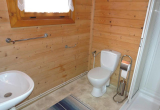 Bagno di cabina in legno con wc, lavandino, doccia e finestra – Bungalows Lubin Tipo A Jolanta, Germania.