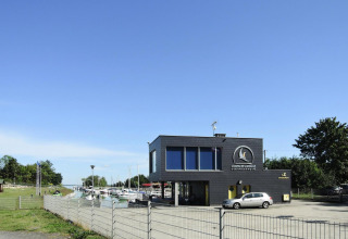 Edificio moderno scuro Bungalows Lubin Type A Jolanta vicino a un porto in Germania in una giornata di sole