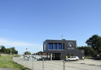 Edificio moderno scuro Bungalows Lubin Type A Jolanta vicino a un porto in Germania in una giornata di sole