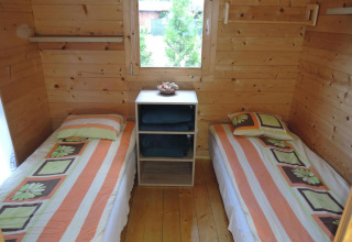 Habitación de cabaña de madera con dos camas individuales, At «słonecznikiem», en Alemania.