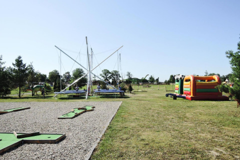 Parque infantil al aire libre con camas elásticas, castillo inflable y mini golf en la cabaña At «słonecznikiem», Alemania.