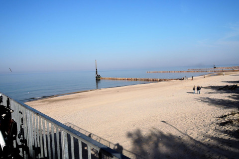 Uitzicht vanaf de cabin At «słonecznikiem» in Duitsland, met strand, zee en wandelaars.