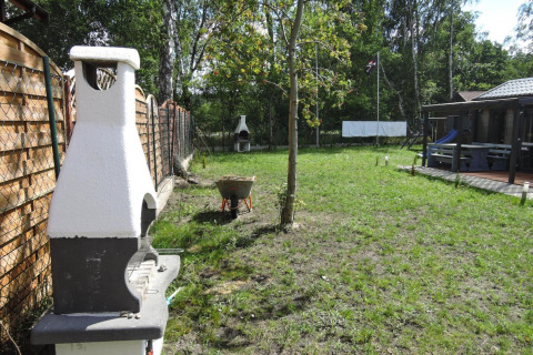 Giardino con barbecue, carriola e veranda ai Bungalows Pirates a Dziwnow per quattro persone.