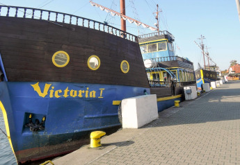 Foto di una casa galleggiante a tema nave dei pirati, Victoria I, ormeggiata a Dziwnow, Polonia.