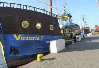 Foto di una casa galleggiante a tema nave dei pirati, Victoria I, ormeggiata a Dziwnow, Polonia.