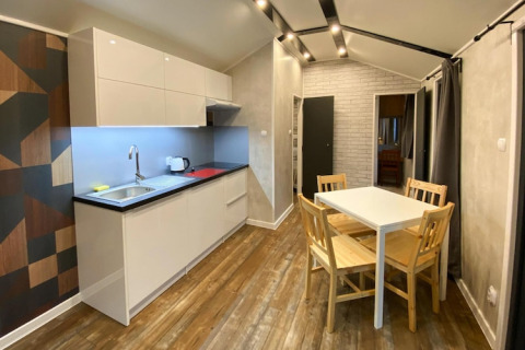 Moderne keuken en eetruimte in Bungalows Pirates in Dziwnow voor 6 personen, gelegen in Duitsland.