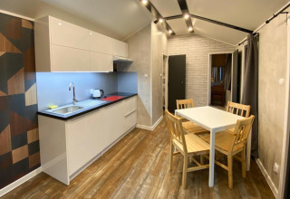 Moderne keuken en eetruimte in Bungalows Pirates in Dziwnow voor 6 personen, gelegen in Duitsland.