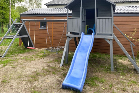 Speeltuin met glijbaan, schommels en klimnet bij Bungalows Pirates in Dziwnow voor 6 personen, Duitsland.