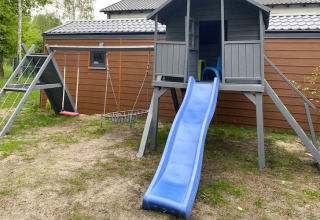 Speelplein met glijbaan, schommels en klimnet bij Bungalows Pirates in Dziwnow voor 6 personen, Duitsland.