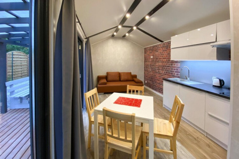 Moderne lodge in Dziwnow met keuken, eetruimte, sofa en terras, geschikt voor 6 personen.