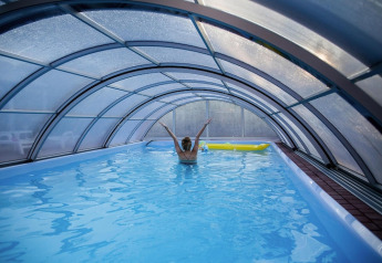 Overdekt zwembad met doorzichtig dak bij Holiday Resort Wiselka-35 sqm Type A in Duitsland.