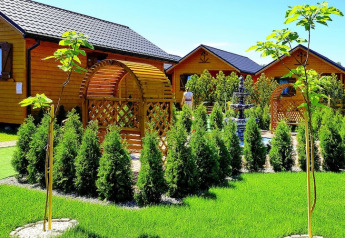 Vakantiepark met zwembad Wiselka-35 m² Type A in Duitsland, nette tuin, houten chalets en hagen.