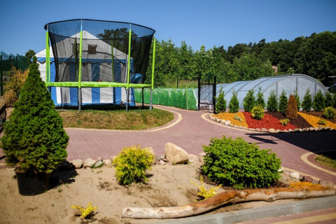 Udendørsområde på ferieanlægget Wiselka-35 kvm Type A i Tyskland med trampolin og pool.