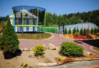 Buitenruimte aan vakantieverblijf Wiselka-35 m² Type A in Duitsland met trampoline en zwembad.
