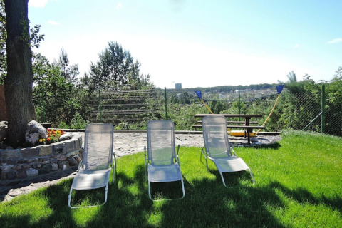 Buitenruimte van Miedzyzdroje vakantiewoning met ligstoelen, picknicktafel en uitzicht op groene tuin