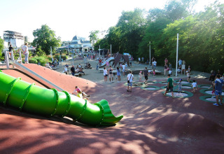 Kinderen spelen op een speeltuin met glijbaan en trampolines bij vakantiehuizen in Miedzyzdroje, Duitsland.