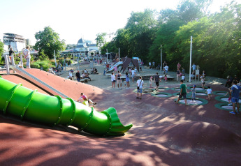 Kinderen spelen op een speelplein met glijbaan en trampolines aan vakantiewoningen in Miedzyzdroje, Duitsland.