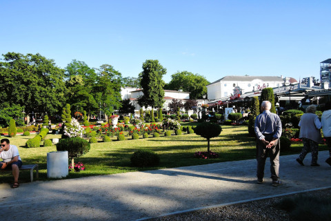 Mensen wandelen en ontspannen in de tuin van Holiday homes in Miedzyzdroje voor 4 personen, Duitsland.