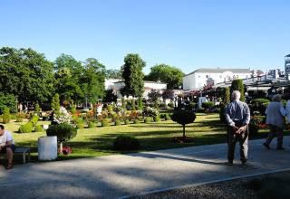 Mensen wandelen en ontspannen in de tuin van Holiday homes in Miedzyzdroje voor 4 personen, Duitsland.