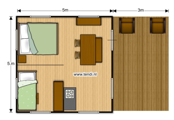 Plano de tienda safari con camas, comedor, cocina y terraza exterior con dos sillas.
