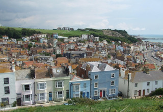 Vista di case colorate e del porto dal Rainbow Petty lodge in una cittadina costiera britannica, Regno Unito.