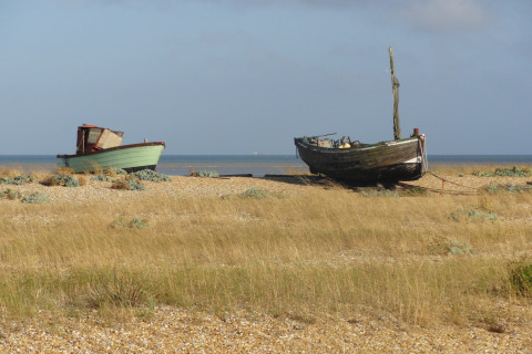 Due barche abbandonate su una spiaggia tranquilla vicino a Rainbow Petty Lodge nel Regno Unito.