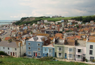 Vista de casas coloridas en el pueblo costero desde Rainbow Petty Lodge, Reino Unido, en un día soleado.