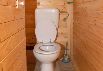 Bagno in legno con WC nel bungalow privato Robinzonski Kamp Hofman, Croazia.