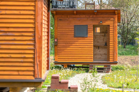 Houten bungalow bij Robinzonski Kamp Hofman, Kroatië, in groene omgeving met een eenvoudig ontwerp.