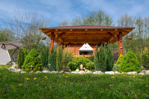 Privé bungalow met overdekt terras en weelderige tuin bij Robinzonski Kamp Hofman in Kroatië, zonnige dag.