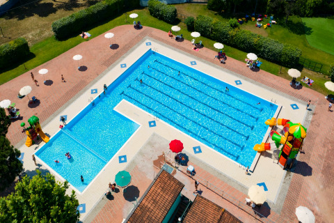 Luftaufnahme eines Pools mit Kinder- und Erwachsenenbereich im Cottage „Cesenatico“, Italien, Wasserrutschen inklusive.
