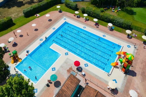 Vista aérea de la piscina con áreas de niños y adultos, toboganes y sombrillas en Cottage «Cesenatico», Italia.