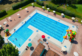 Vista aérea de la piscina con áreas de niños y adultos, toboganes y sombrillas en Cottage «Cesenatico», Italia.