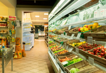 Binnen in een mobilhome Cottage ‘Cesenatico’ in Italië, met verse groenten en fruit op de schappen.