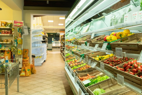 Interior de una casa móvil Cottage 'Cesenatico' en Italia, con frutas y verduras frescas en las estanterías.