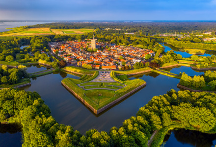 Vista aerea di Naarden in Olanda Settentrionale, Paesi Bassi, con fossato a stella e centro storico.