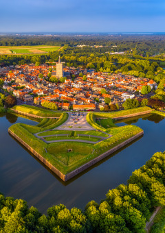 Vista aérea de Naarden, Holanda Septentrional, Países Bajos, con foso estrellado y centro histórico antiguo.