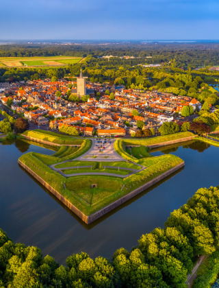 Vista aérea de Naarden, Holanda Septentrional, Países Bajos, con foso estrellado y centro histórico antiguo.
