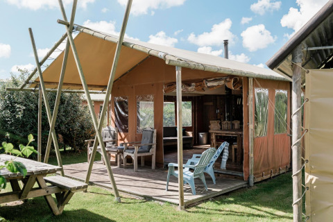 Lodge glamping con terrazza e mobili da giardino presso Duynlodge - Duynpark nei Paesi Bassi.