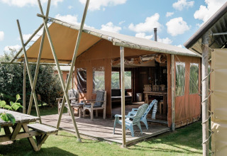 Lodge glamping con terrazza e mobili da giardino presso Duynlodge - Duynpark nei Paesi Bassi.