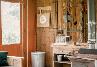 Knus, rustiek interieur in Duynlodge - Duynpark in Nederland met houtkachel en houten accenten.