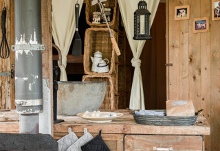 Cucina rustica con dettagli in legno al Duynlodge - Duynpark nei Paesi Bassi, atmosfera accogliente