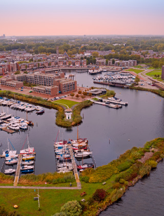 Vista aérea del puerto deportivo y la zona residencial de Almere, Flevolanda, Países Bajos, con muchos barcos atracados.